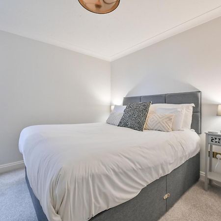 Top Floor Sandbanks Apartment With Free Parking Just Minutes From The Beach And Bars Canford Cliffs Екстер'єр фото