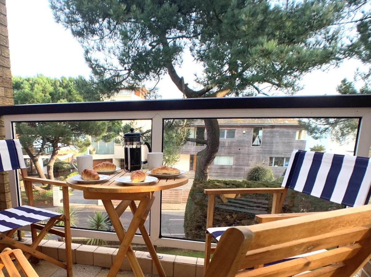 Top Floor Sandbanks Apartment With Free Parking Just Minutes From The Beach And Bars Canford Cliffs Екстер'єр фото