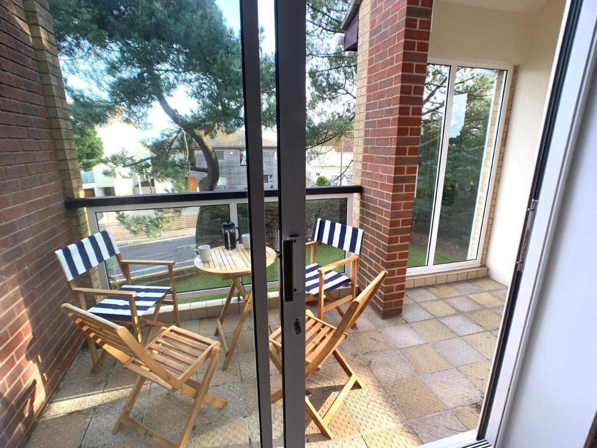 Top Floor Sandbanks Apartment With Free Parking Just Minutes From The Beach And Bars Canford Cliffs Екстер'єр фото