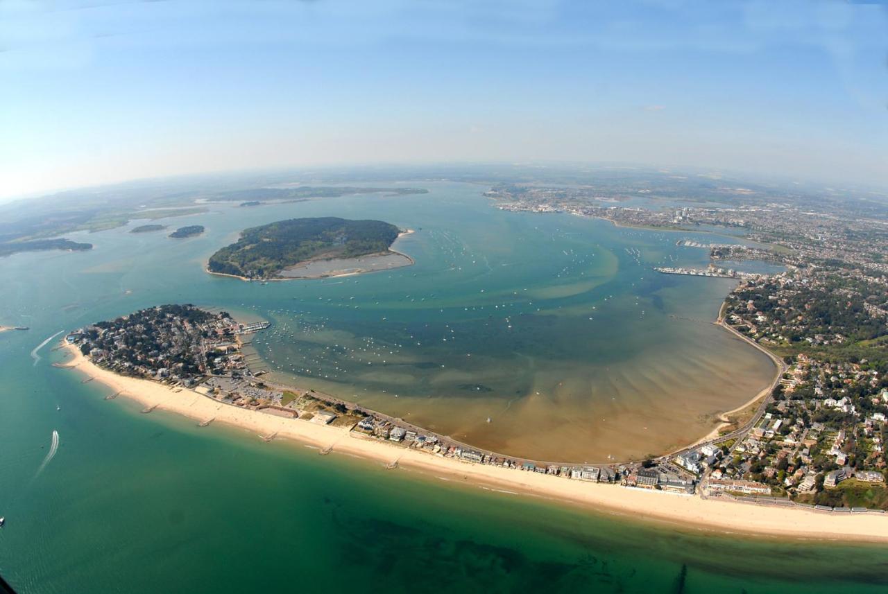 Top Floor Sandbanks Apartment With Free Parking Just Minutes From The Beach And Bars Canford Cliffs Екстер'єр фото