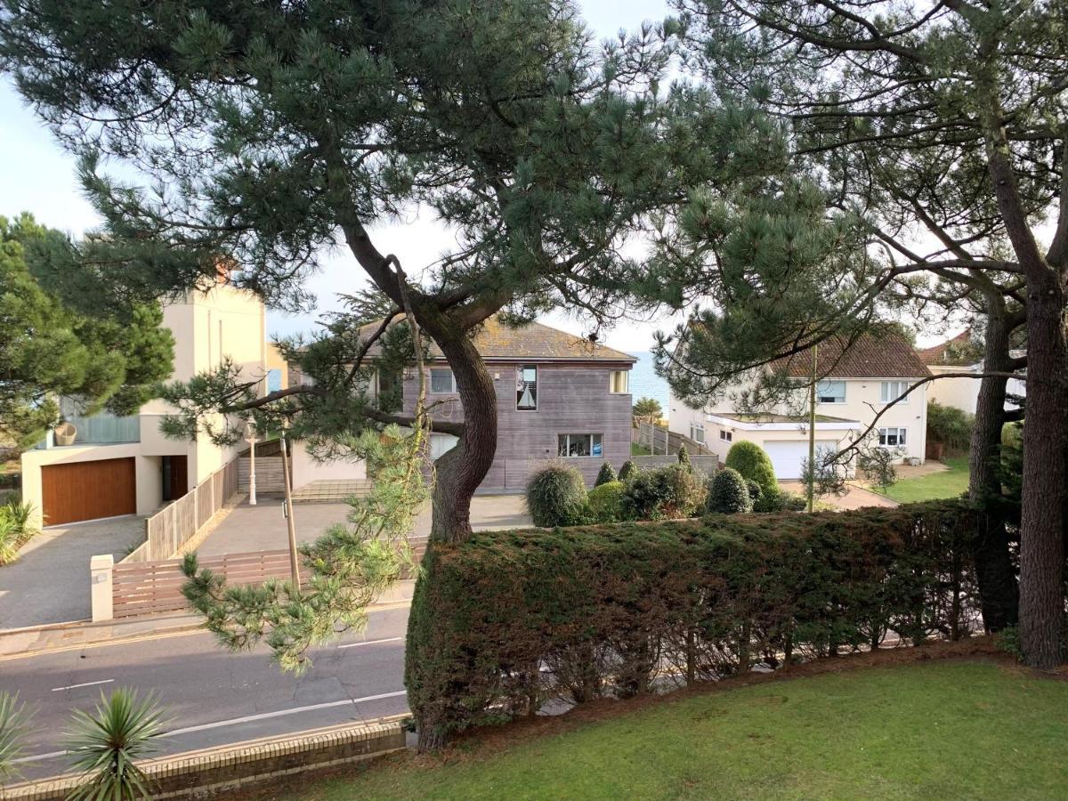 Top Floor Sandbanks Apartment With Free Parking Just Minutes From The Beach And Bars Canford Cliffs Екстер'єр фото