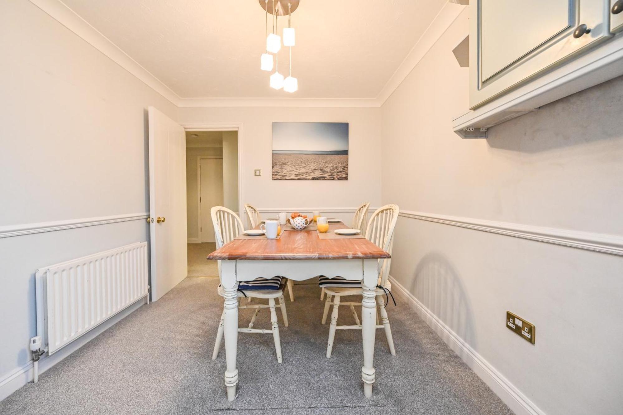 Top Floor Sandbanks Apartment With Free Parking Just Minutes From The Beach And Bars Canford Cliffs Екстер'єр фото