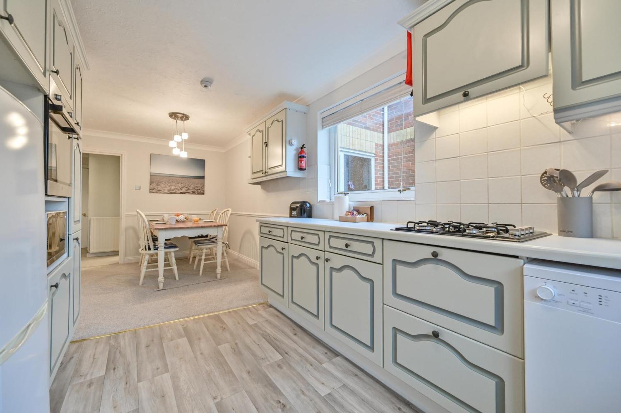 Top Floor Sandbanks Apartment With Free Parking Just Minutes From The Beach And Bars Canford Cliffs Екстер'єр фото
