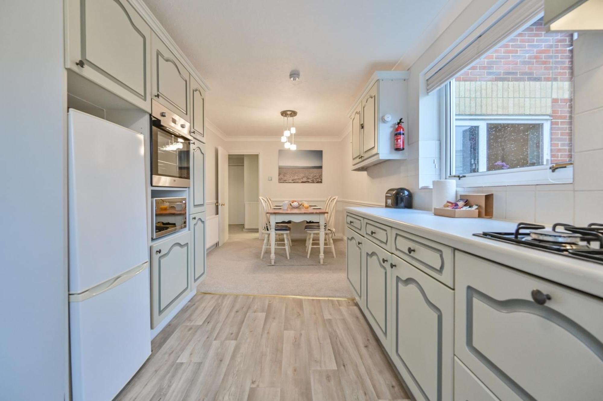 Top Floor Sandbanks Apartment With Free Parking Just Minutes From The Beach And Bars Canford Cliffs Екстер'єр фото