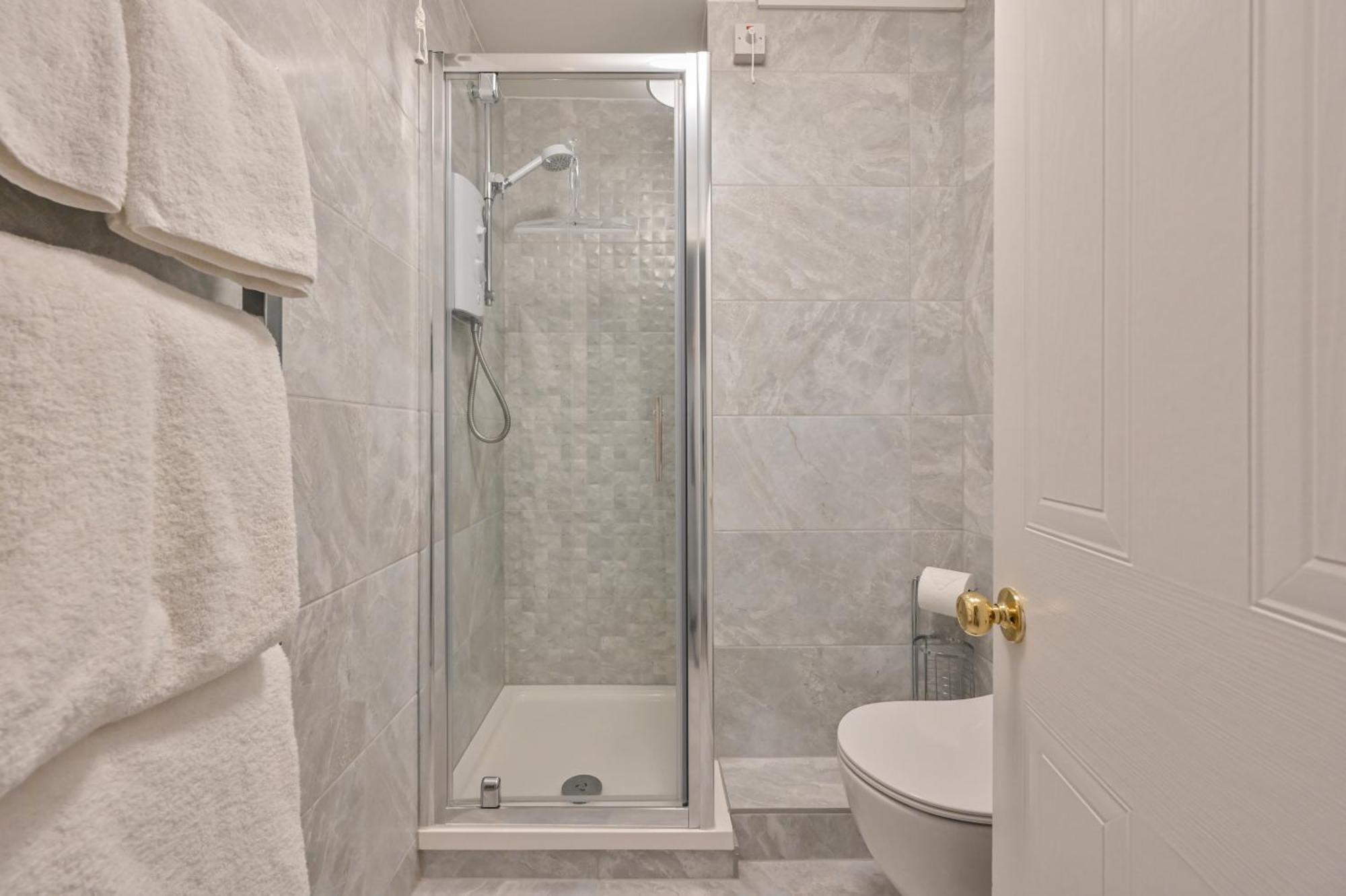 Top Floor Sandbanks Apartment With Free Parking Just Minutes From The Beach And Bars Canford Cliffs Екстер'єр фото