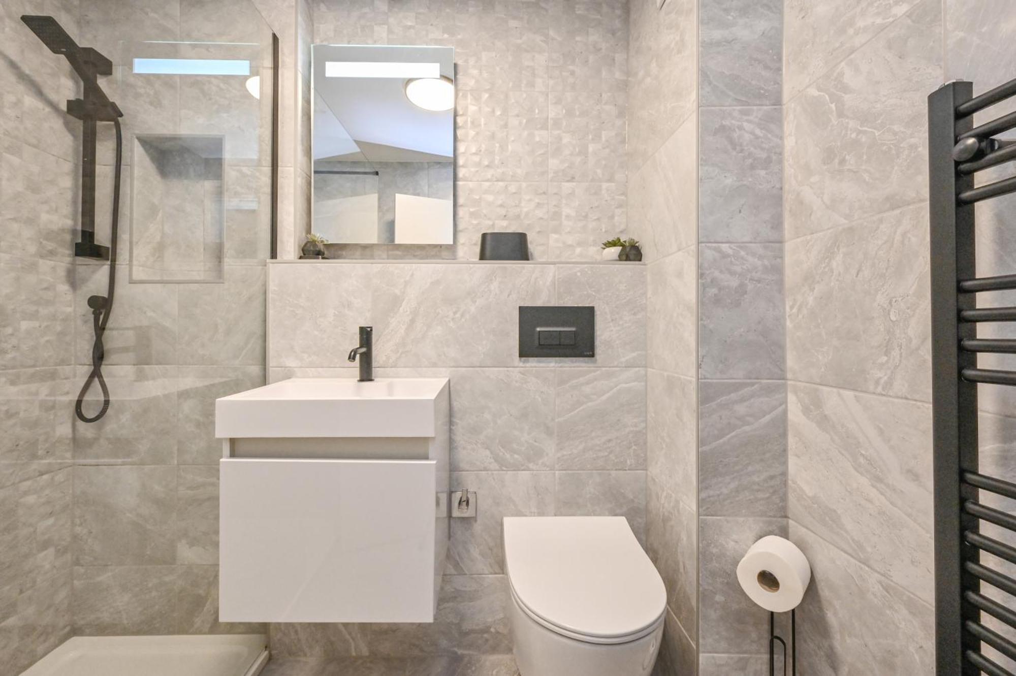 Top Floor Sandbanks Apartment With Free Parking Just Minutes From The Beach And Bars Canford Cliffs Екстер'єр фото