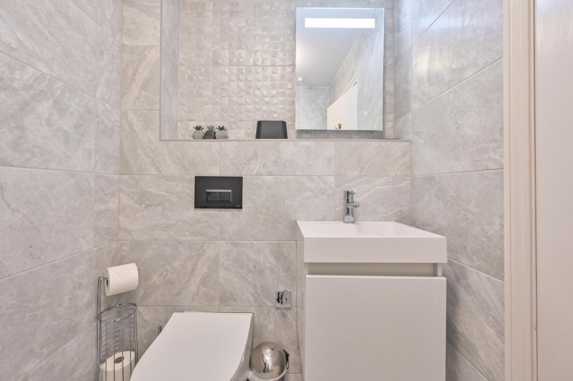 Top Floor Sandbanks Apartment With Free Parking Just Minutes From The Beach And Bars Canford Cliffs Екстер'єр фото