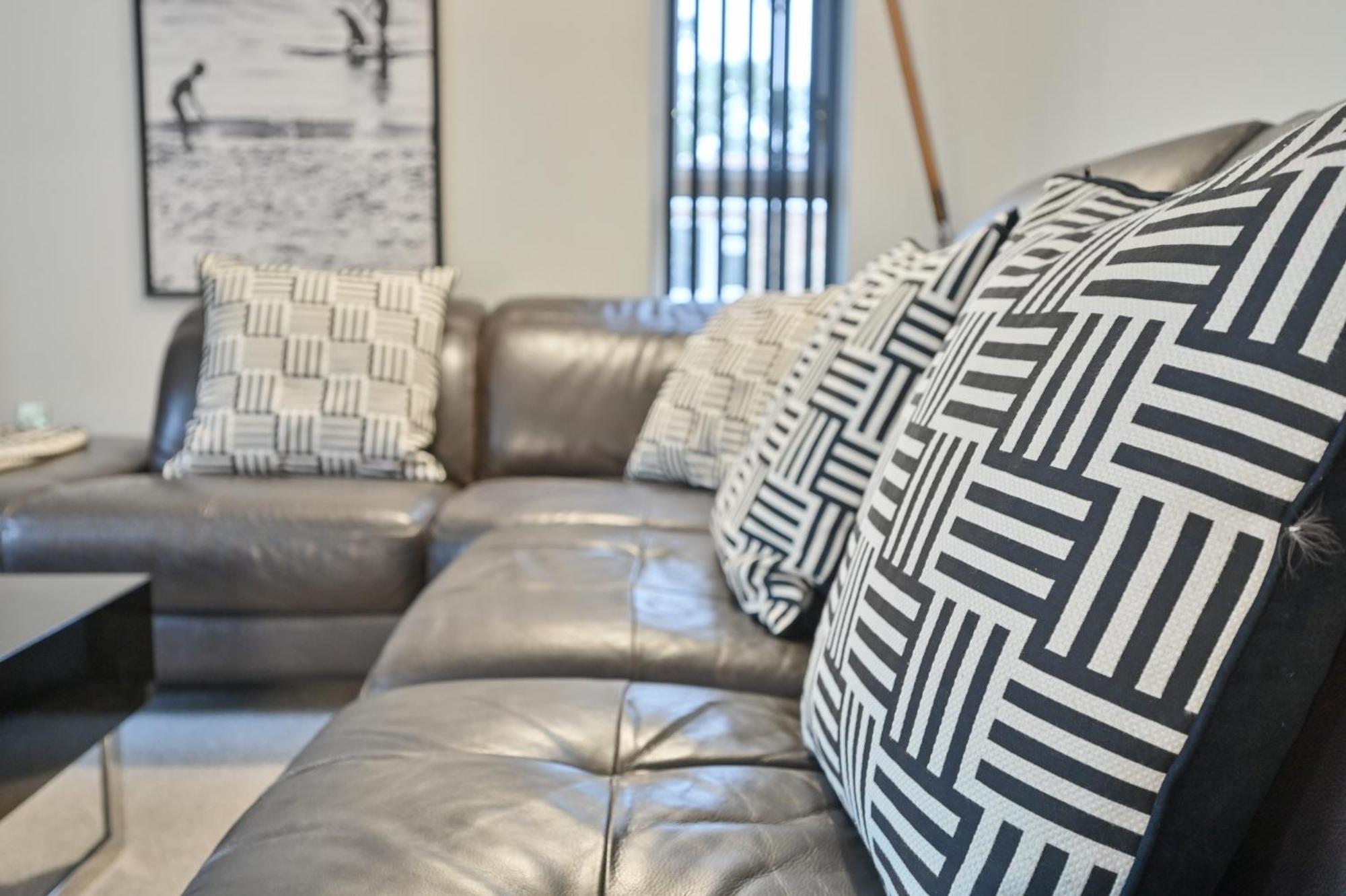 Top Floor Sandbanks Apartment With Free Parking Just Minutes From The Beach And Bars Canford Cliffs Екстер'єр фото