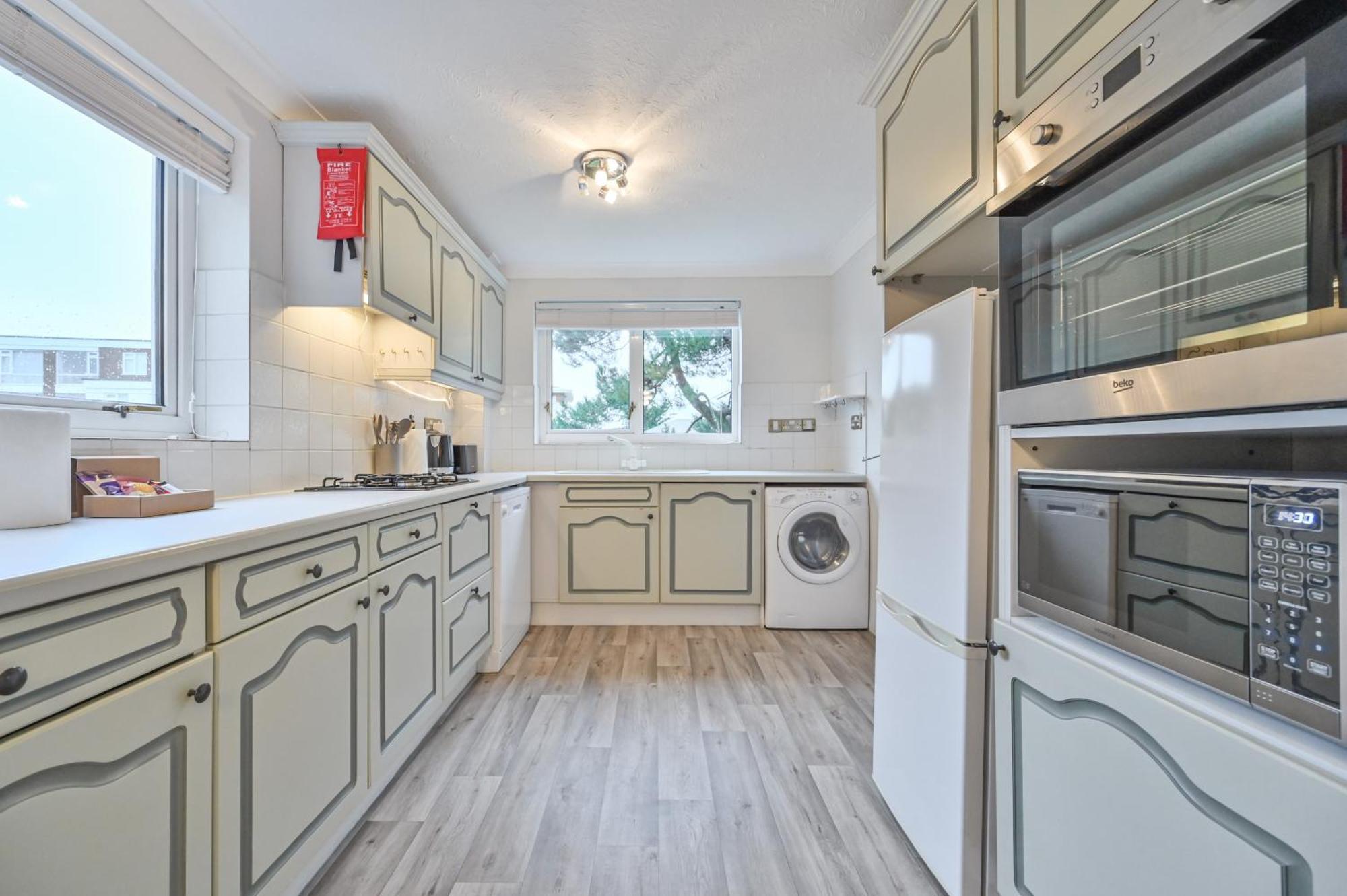 Top Floor Sandbanks Apartment With Free Parking Just Minutes From The Beach And Bars Canford Cliffs Екстер'єр фото